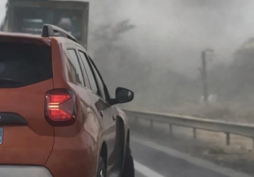 Tornado uderzyło w autostradę. Dwie ciężarówki z naczepami przewrócone przez żywioł
