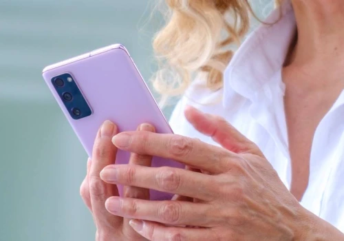 Dlaczego zapisujemy wszystko w telefonie? Psycholodzy tłumaczą popularny nawyk