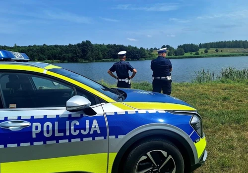 Turysta z promilami beztrosko szalał skuterem na jeziorze