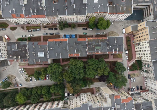 Tyrolka, zieleń i nowe ławki. Nowe atrakcje na wrocławskim podwórku