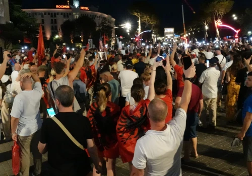 Albańscy biskupi zachęcają, by wsłuchiwać się w głos protestujących na ulicach Tirany