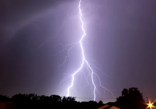 Niedziela z burzami i gradem. IMGW wydało ostrzeżenie dla Wrocławia. Oto radar na żywo