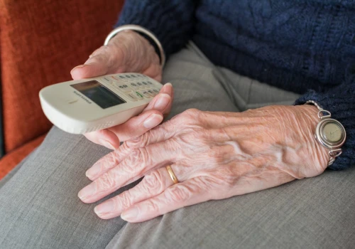Seniorzy nie muszą zostawać sami z problemem. Działa specjalny telefon pomocy