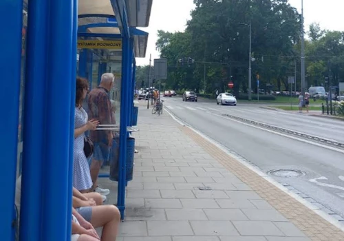 Tramwaje i autobusy odjeżdżają przed czasem. Sprawdziliśmy, na których liniach zdarzały się takie przypadki