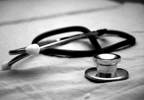 Komu ufasz w sieci? Sztuczna inteligencja u lekarza wygrywa z publicznymi chatbotami