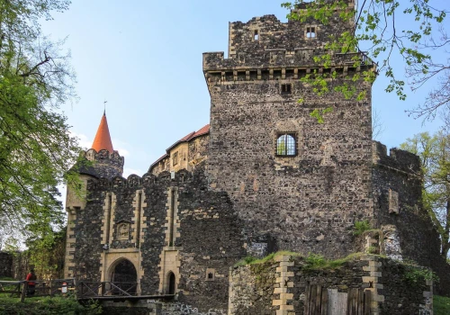 W Krainie Wygasłych wulkanów znajdziesz niezwykły zamek. Stoi w nietypowym miejscu