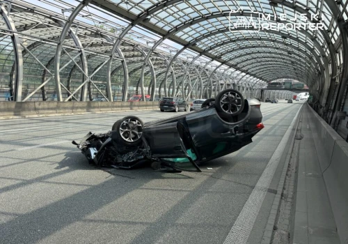 Zderzenie Cupry z taksówką na trasie S8. Jedno z aut dachowało. Ranna dwójka dzieci