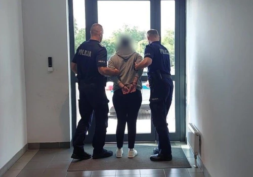 Rozbiła mu butelkę na głowie i patrzyła, jak mdleje. Potem bezczelnie go okradła