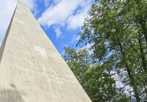 Ta piramida leży na... Mazurach. Mało kto zna jej historię