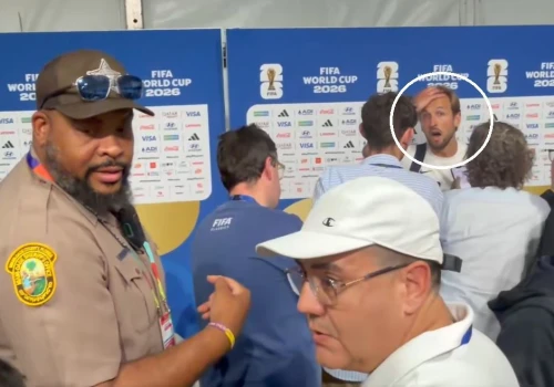 Nagła interwencja policji. W trakcie wywiadu Kane'a. Film robi furorę w sieci