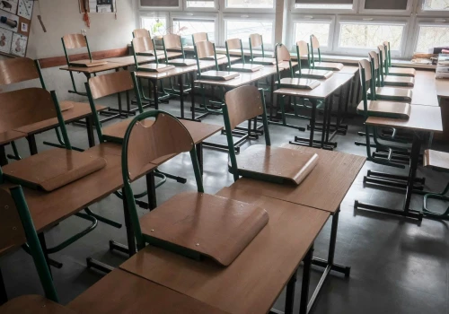 Dyrektorzy po nocach szukają pracowników. 