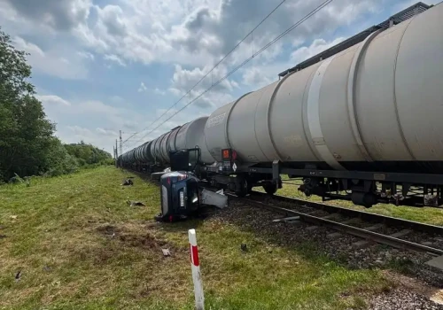 Poważny wypadek w Prostkach. Samochód zderzył się z pociągiem. Ranne dwie osoby