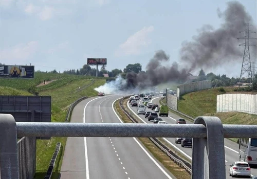Pożar samochodu na A4. Autostrada w kierunku Tarnowa całkowicie zablokowana