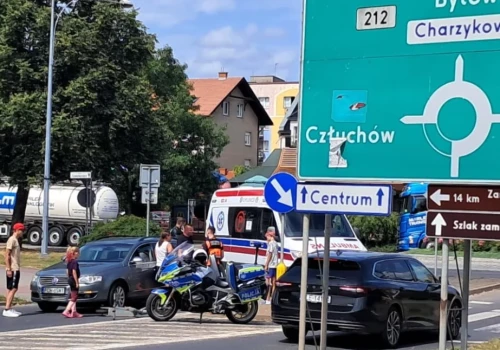 Zderzenie hulajnogi z samochodem na rondzie w Chojnicach