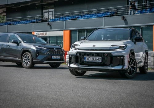Przejechałem się nową oraz starą RAV4 po torze i w terenie. Nie mam złudzeń, która jest lepsza