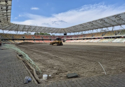 Wielka operacja logistyczna na bielskim stadionie. Murawa przyjedzie z Węgier