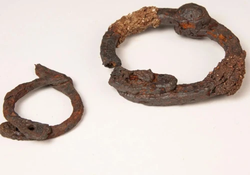 Archeolodzy w Allonnes odnaleźli rzadkie żelazne kajdany z III wieku p.n.e.