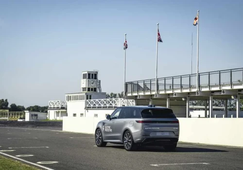 Elektryczny Range Rover nadjeżdża. 550 KM i 4,5 sekundy do „setki”