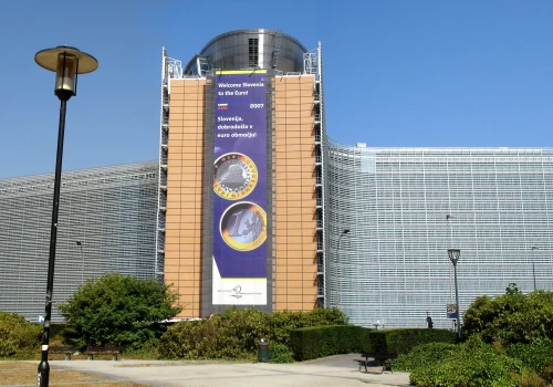 Apple wycofuje Siri AI z Europy, Google grozi bojkotem nakazów Komisji Europejskiej