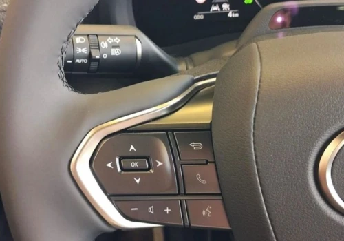 Hybrydowy SUV Lexusa za 134 500 zł przyciąga wzrok. Pali tylko 4,4 litra
