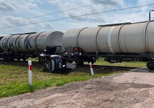 Wypadek na przejeździe kolejowym. Kierowca zignorował znak 