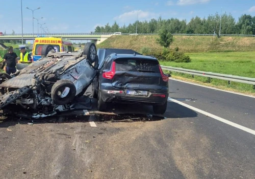 Poważne zderzenie na trasie S7. Jedno z aut dachowało. Droga zablokowana