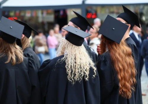 Po tych studiach zarobisz 14 tys. zł brutto na start. Najbardziej opłacalne kierunki