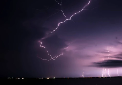 Nawałnice z gradem i wichurami przetaczają się przez Polskę. Nadciąga niebezpieczny wieczór