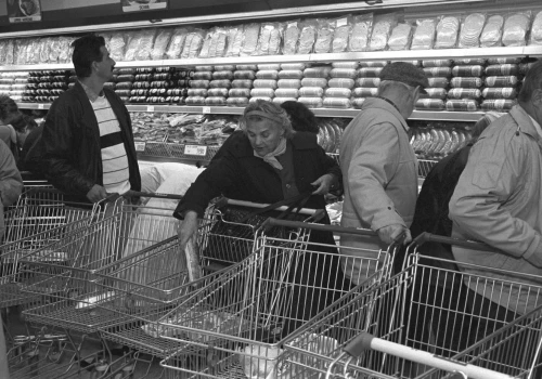 Chleb za 60 groszy, masło za 1,53 zł. Tak żyli Polacy po denominacji złotego
