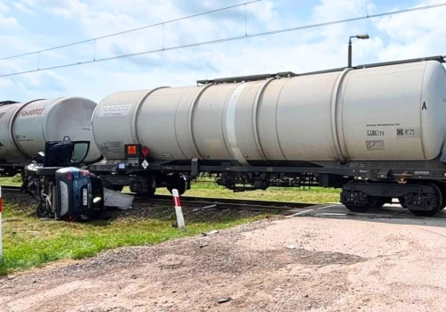 Groźny wypadek na przejeździe kolejowym. Auto wjechało pod nadjeżdzający pociąg