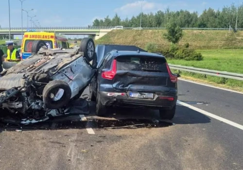 Wypadek na S7 sparaliżował ruch. Wyznaczono objazdy po dachowaniu samochodu