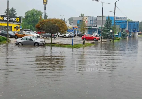 Intensywne opady deszczu w Łódzkiem. Zgierz pod wodą