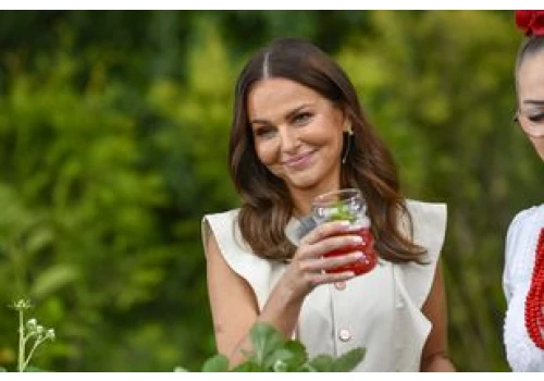 Sukienka boho w błękitnym odcieniu. Paulina Sykut-Jeżyna zachwyca