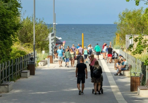 Ta nacja masowo stawia na polskie wybrzeże. Ich język słychać na każdym kroku