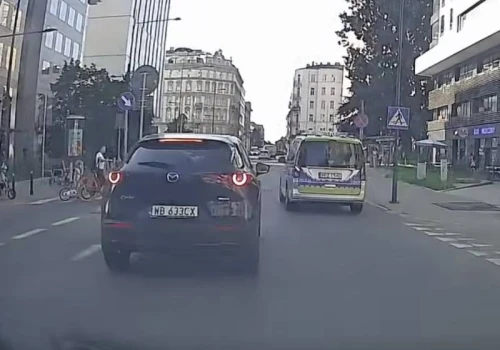 Policjant wyprzedził auto ustępujące pieszym. Skandaliczne nagranie z Warszawy