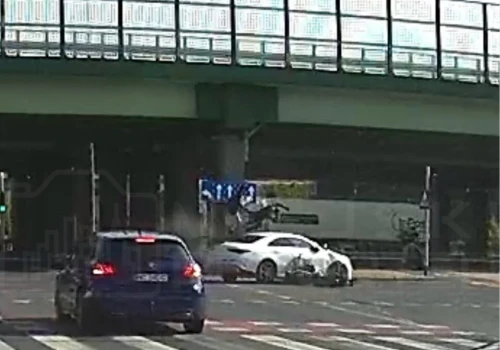 Poważne zderzenie auta z motocyklistą na Ursynowie. Po uderzeniu dwie osoby z motocykla przeleciały nad pojazdem