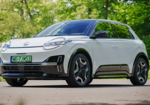 Nissan Micra 52 kWh Evolve Plus to przykład kobiecego auta. Kupimy go oczami i nie pożałujemy