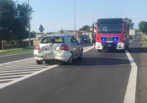 Zderzenie dwóch aut na trasie Lublin – Zamość. Jedno z nich potrąciło jeszcze pieszego