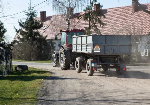 Ciągnik po alkoholu. Droga polna nie daje taryfy ulgowej