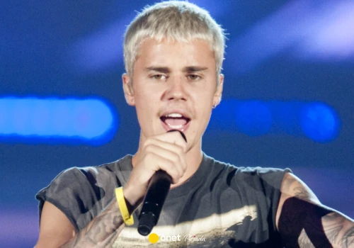 Justin Bieber był o krok od wpadki podczas występu. 