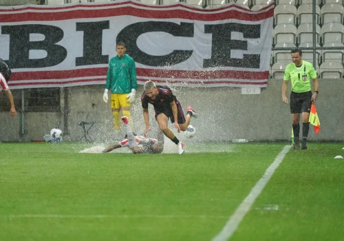120-lecie klubu. Deszczowy jubileusz. Cracovia pokonała Sevillę FC. Zdjęcia