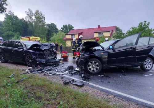 Groźny wypadek w Józefowie. 19-latka kierująca BMW i siedem osób poszkodowanych