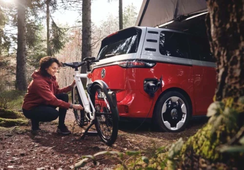 Volkswagen pokazał „smart rower” elektryczny. Ma kamerę cofania i okulary AR