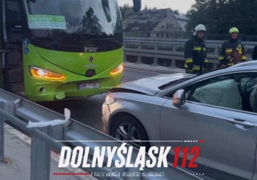 Czołowe zderzenie autobusu z osobówką w Szklarskiej Porębie. Czy kierowca forda pomylił pas ruchu?