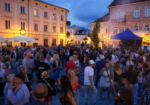 Tłumy na Rynku Trybunalskim! Za nami pierwsza Piotrkowska Potańcówka, a to dopiero początek letnich atrakcji