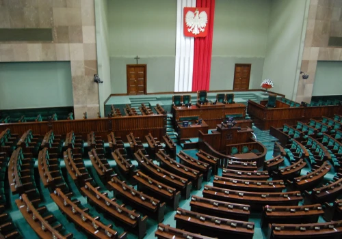Sejm kończy prace nad ustawą o AI, nowa komisja dostanie prawo karania firm