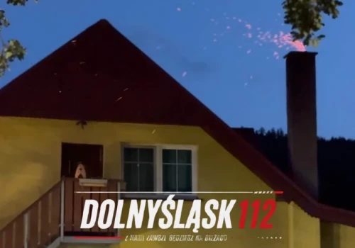 Iskry i dym nad domem w Podgórzynie. Groźny pożar sadzy.
