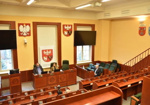 Ile zarobili rządzący województwem