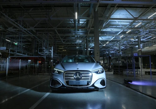 Węgierski kontratak. W Volkswagenie widmo zwolnień, a Mercedes otwiera fabrykę za miliard euro. Następna będzie w Polsce