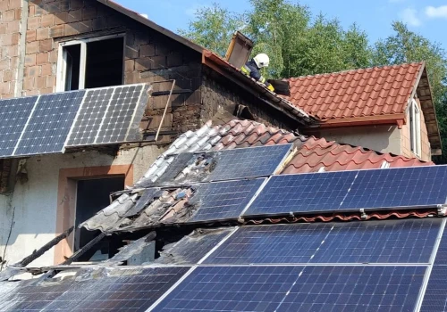 Pożar budynku mieszkalnego w Kąkolówce. Czy przyczyną była fotowoltaika?